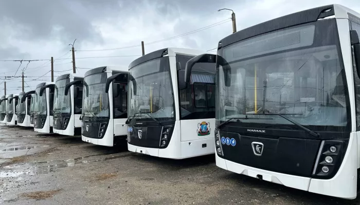 Новые пассажирские автобусы передали на баланс Барнаула. Как они выглядят