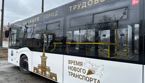 В администрации Барнаула объяснили, почему автобус № 1 проехал мимо остановки