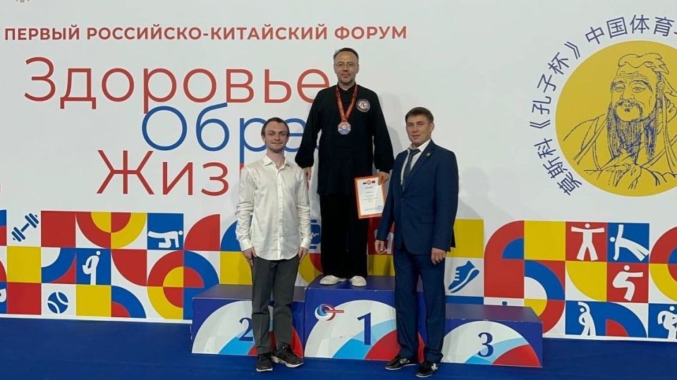 Владимир Сурков (справа)