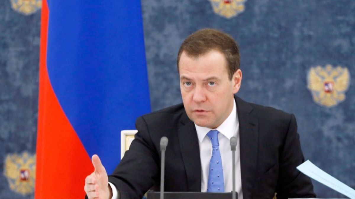 Медведев распорядился утрясти ситуацию на рынке топлива