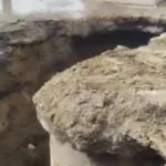В Новоалтайске образовалась огромная яма на дороге