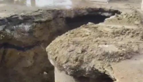В Новоалтайске образовалась огромная яма на дороге