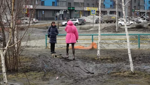Барнаульцы вынуждены пробираться через лужи и грязь по пути домой