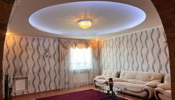 В Барнауле за 15 млн рублей продают уютный коттедж с камином и бассейном с подогревом