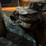 В Барнауле ночью Renault Logan не вписался в поворот и врезался в столб