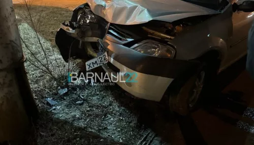 В Барнауле ночью Renault Logan не вписался в поворот и врезался в столб