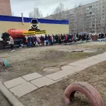 Барнаульцы выстроились в длинную очередь за водой из-за аварии на Шукшина