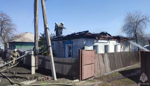 В Рубцовске потушили пожар на 80 квадратов в частом доме
