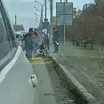 В Барнауле заметили детей, моющих фары машин на дорогах