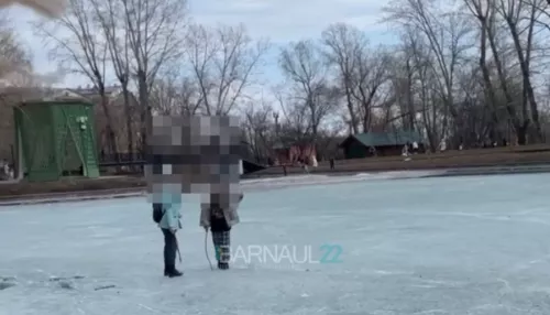 Барнаульцы заметили детей, которые гуляют по льду пруда в парке Изумрудном