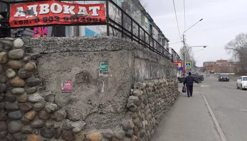 Бийчане пожаловались на опасную разрушающуюся стену на улице Ленина