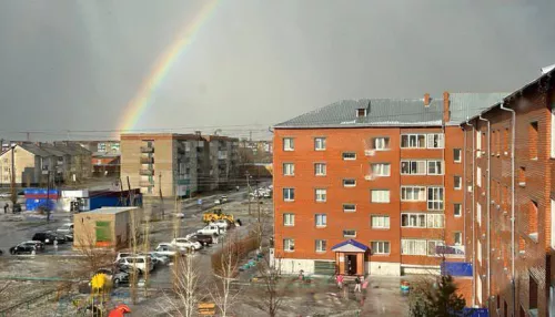 Под Новосибирском после крупного града небо озарила радуга и невероятный закат