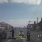 В Барнауле автомобиль выбил самокат у парня на пешеходнике