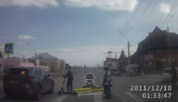 В Барнауле автомобиль выбил самокат у парня на пешеходнике