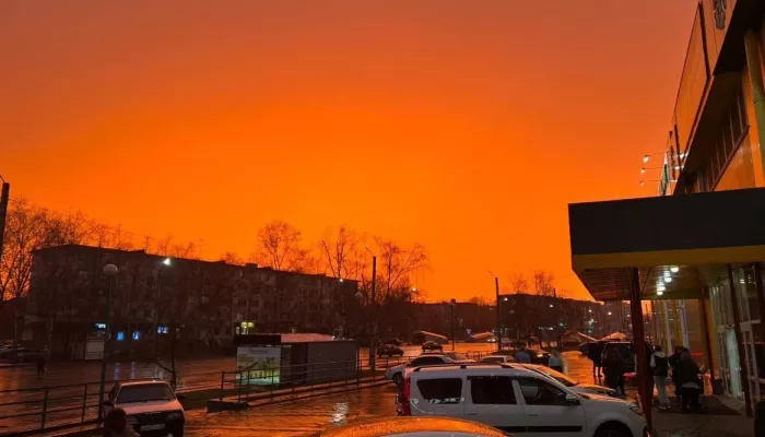 Закат без фильтров: в Бийске вечером небо окрасилось в огненный цвет. Фото