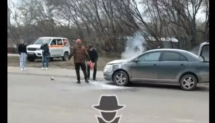 На одной из улиц Барнаула на дороге вспыхнул автомобиль