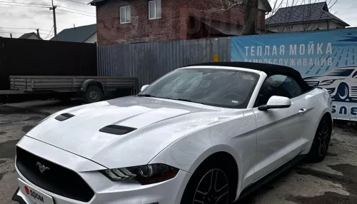 В Барнауле за 3,4 млн продают белоснежный кабриолет Ford Mustang