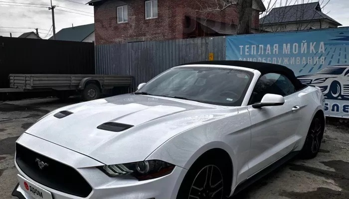 В Барнауле за 3,4 млн продают белоснежный кабриолет Ford Mustang