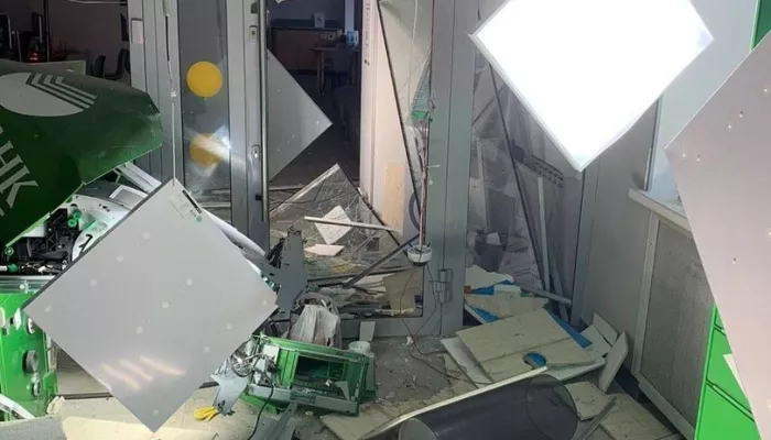 Мужчина в маске взорвал банкомат с 1,5 млн рублей в Омске