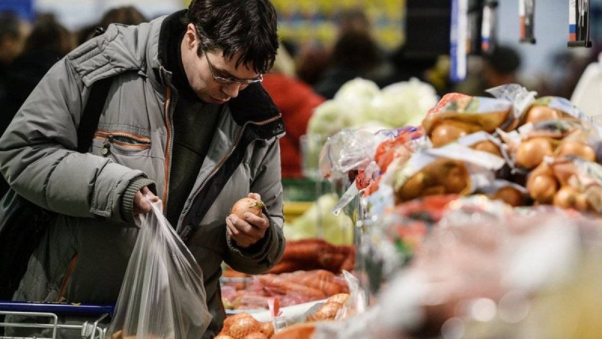 Опрос: россияне покупают отечественные продукты, но импортную технику 