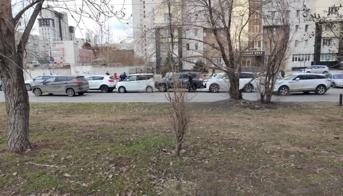 В центре Барнаула случилось массовое ДТП с участием четырех машин