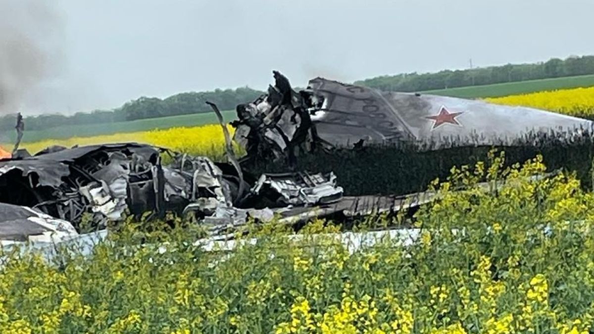 Самолет рухнул в поле