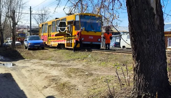 В Барнауле около школы №13 сошел с рельсов трамвай