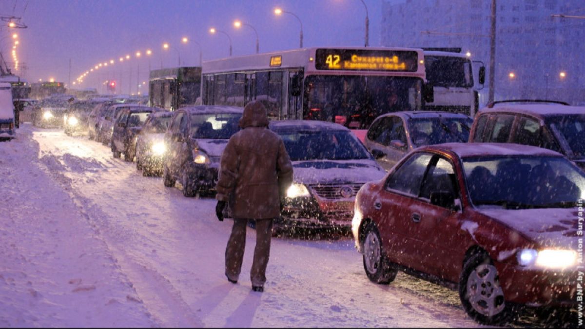 Зима в городе: выпавший снег осложнил дорожную обстановку в Барнауле 