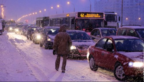 Зима в городе: выпавший снег осложнил дорожную обстановку в Барнауле