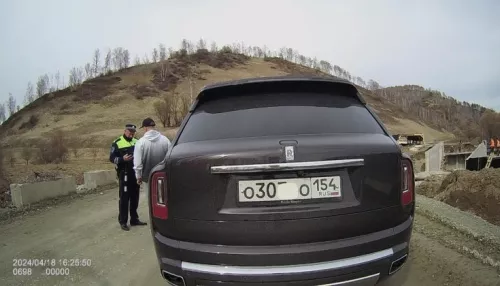 На Алтае новосибирца наказали за езду на Rolls Royce с заклеенными номерами