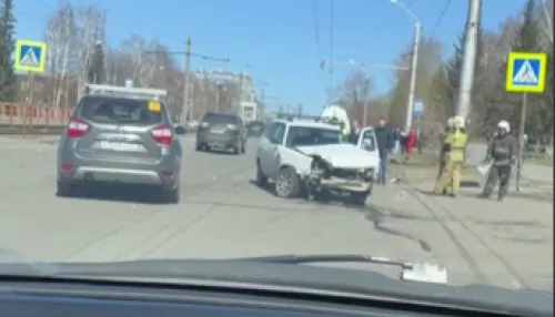 В Барнауле на улице Малахова произошло жесткое ДТП с участием двух легковушек