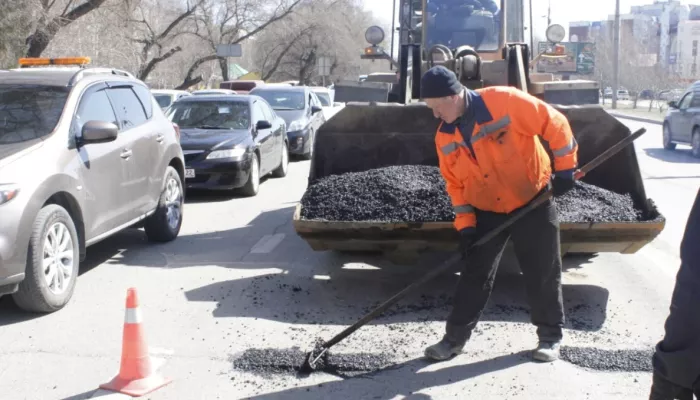 В Барнауле дорожники проводят ямочный ремонт убитых участков: где идут работы