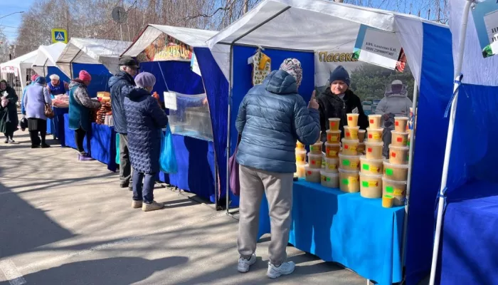 В Барнауле прошли продуктовые ярмарки: что покупают горожане и сколько тратят. Фото