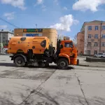 В Барнауле подметают и чистят улицы дорожными пылесосами. Фото
