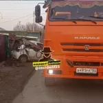 В Барнауле забывчивый водитель мусоровоза испортил легковушку