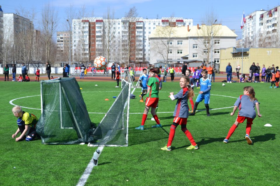 
Детские дворовые команды Барнаула разыграли Кубок городской Думы по мини-футболу 
​