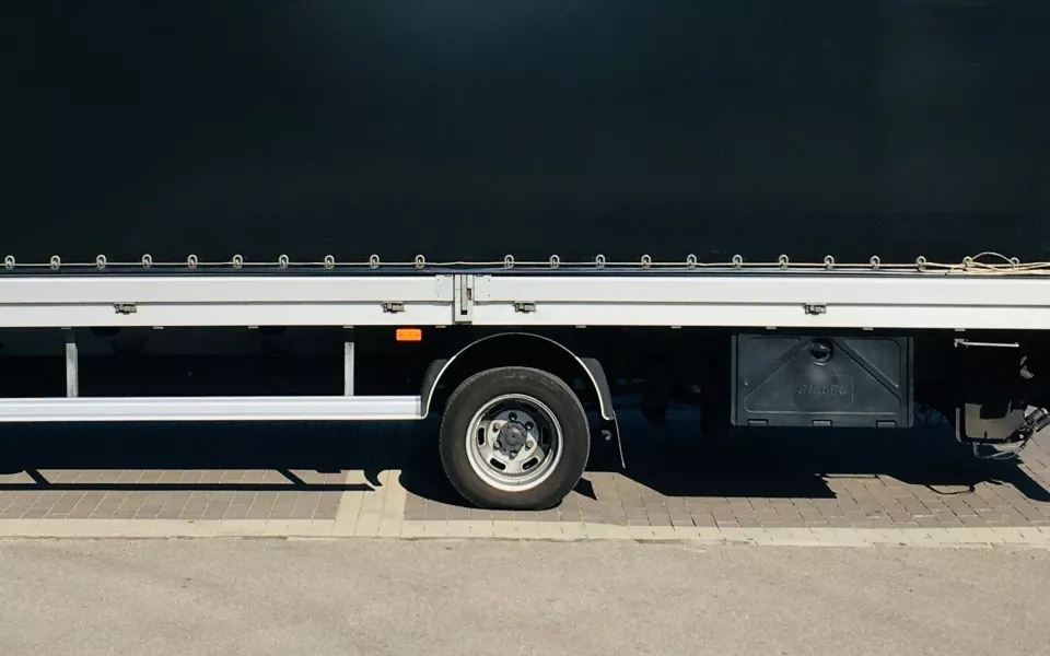 Водители легковушек стали получать штрафы до 600 тысяч рублей из-за фур