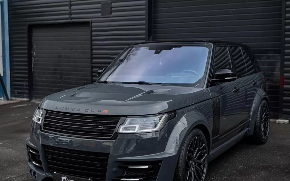Нарядный Range Rover в карбоновом покрытии продают в Барнауле за 7,8 млн рублей