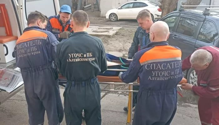 Алтайские спасатели пробрались в квартиру, где оказался заперт больной мужчина