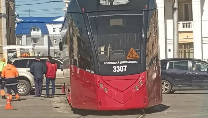 В Барнауле на площади Октября сошел с рельсов новый трамвай