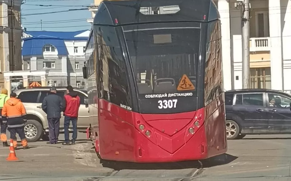 В Барнауле на площади Октября сошел с рельсов новый трамвай