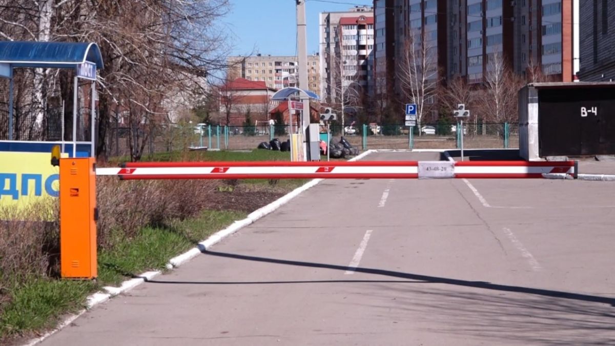 Шлагбаум. Парковка.