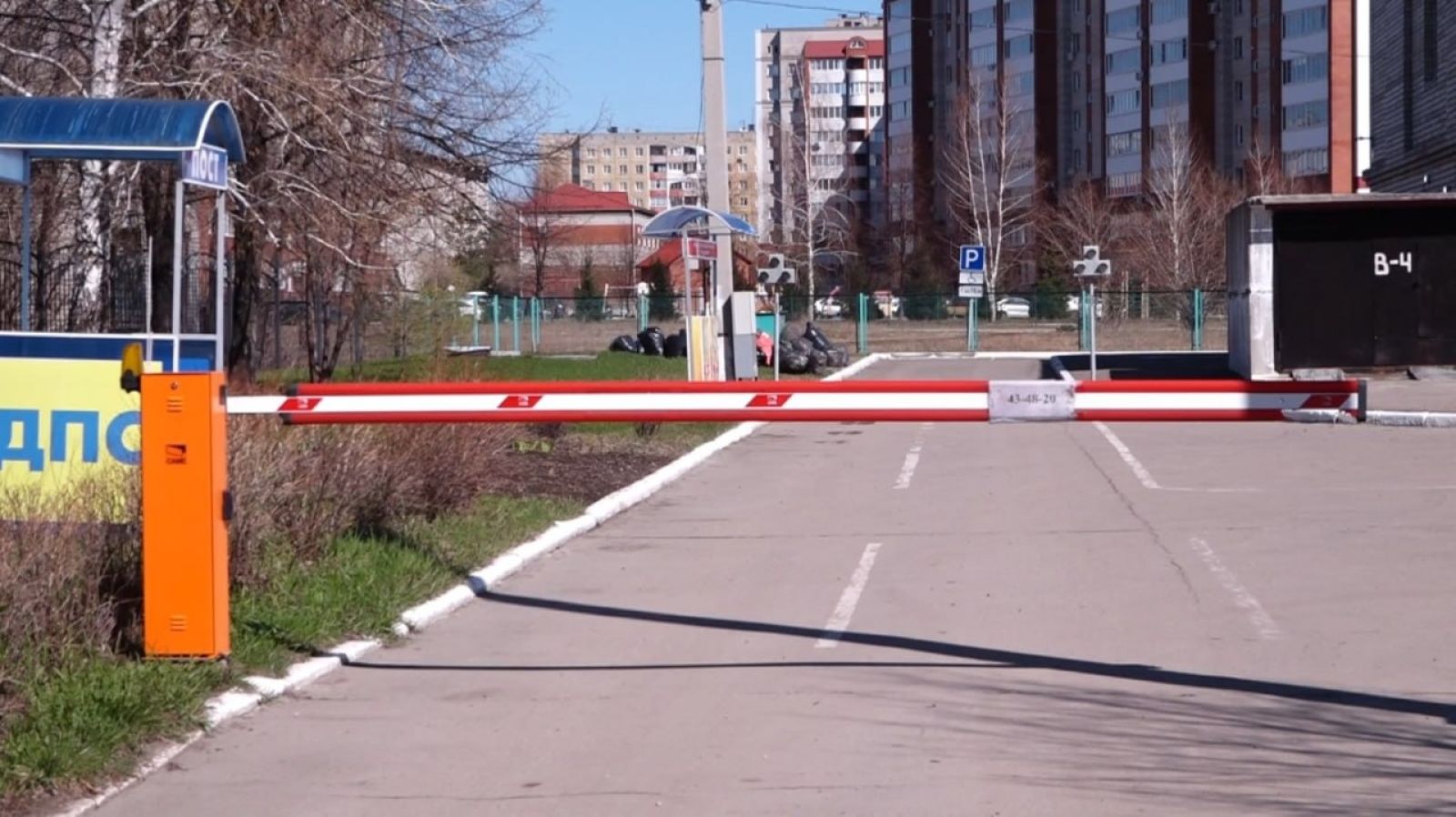 В Барнауле родители детей с ОВЗ не могут пользоваться парковкой у интерната  - Толк 23.04.2024