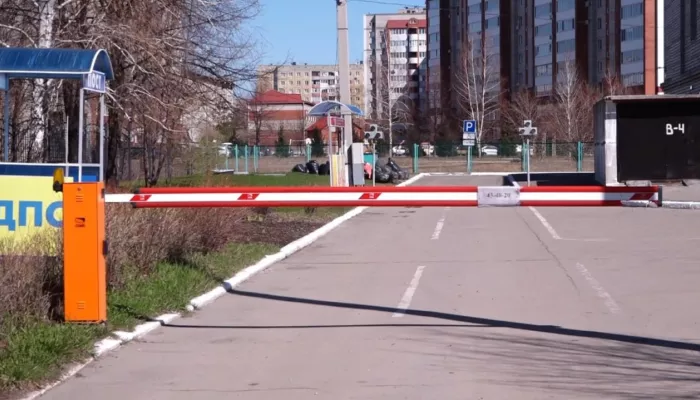 В Барнауле родители детей с ОВЗ жалуются на закрытие парковки у специнтерната