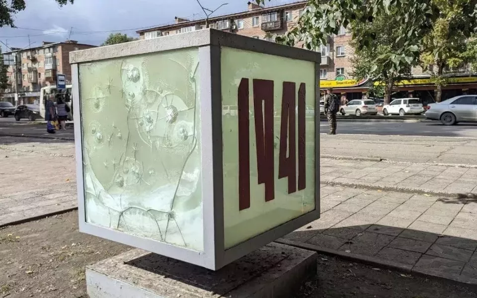 В Бийске испорченный вандалами мемориал Победы отремонтируют за 1,3 млн рублей