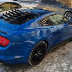 Синий Ford Mustang с необычной решеткой на стекле продают в Барнауле за 3 млн рублей