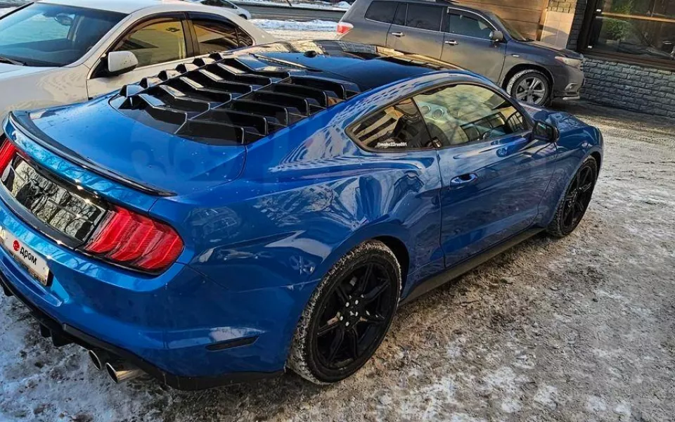 Синий Ford Mustang с необычной решеткой на стекле продают в Барнауле за 3 млн рублей