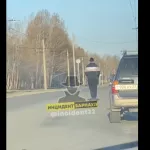 Барнаульцы жалуются на разъезжающих по дорогам самокатчиков