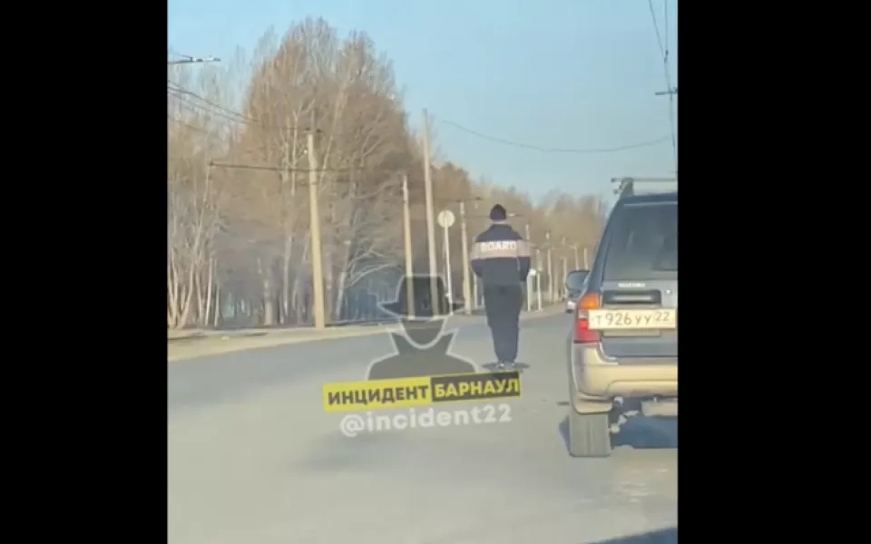 Барнаульцы жалуются на гоняющих по дорогам самокатчиков