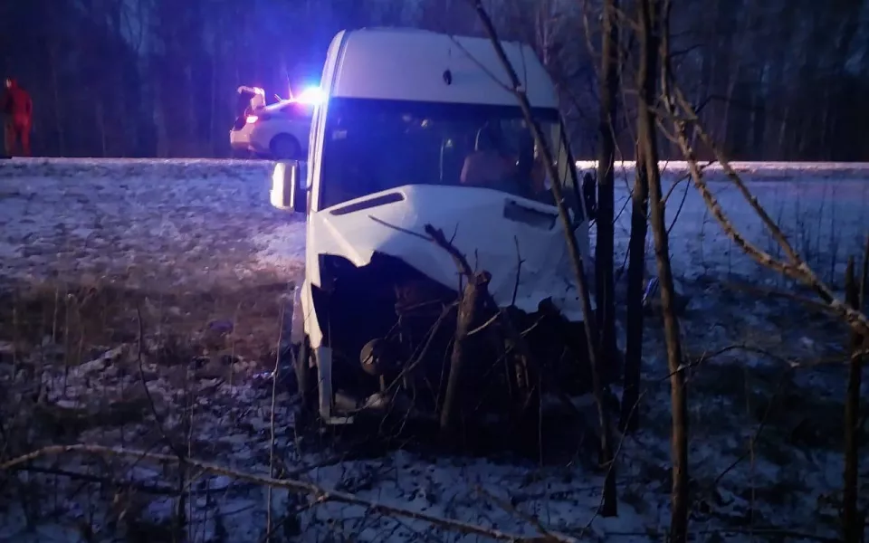 На трассе под Новосибирском маршрутку закрутило и выбросило на встречный грузовик